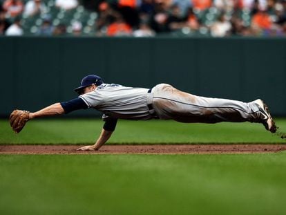 Chase Headley de los San Diego Padres trata de atrapar la pelota durante el partido de beisbol ante los Baltimore Orioles, en Baltimore.