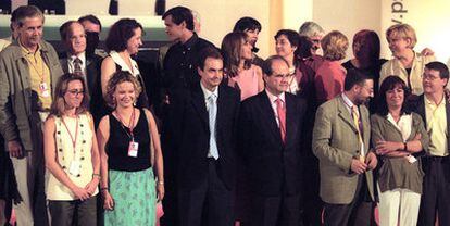 Foto de familia de la ejecutiva federal del PSOE elegida en el XXXV congreso del partido, en 2000.