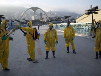 Unos especialistas fumigan una zona donde está presente el mosquito que transmite el zika en Río de Janeiro (Brasil) el pasado enero de 2020-