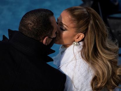 Jennifer Lopez y Alex Rodriguez se besan tras la actuación de la cantante en la toma de posesión de Joe Biden como presidente de EE UU, elo 20 de enero de 2021 en Washington, EE UU.
