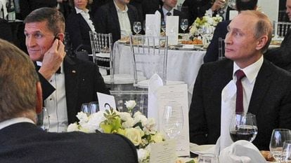 El exteniente general Michael Flynn en una cena copn Vladímir Putin.