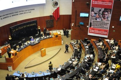 Los senadores de Morena desplegaron una manta durante la discusión alrededor del 'Plan B' de la reforma electoral, este miércoles.