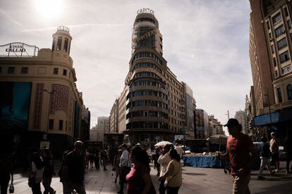 Varias personas pasean por Gran Vía y la plaza de Callao, el lunes en Madrid.