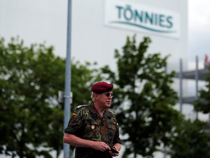 Imagen de un militar alemán, junto a las instalaciones de la empresa cárnica Tönnies, cerrada debido a un brote de coronavirus, en Rheda-Wiedenbrueck, al oeste de Alemania.