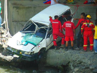 Rescate del veh&iacute;culo que cay&oacute; al r&iacute;o Vilcanota en el que muri&oacute; el alcalde de Kepashiato.