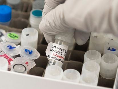 Un vial con una vacuna potencial contra el coronavirus en los laboratorios de Novavax en Rockville, Maryland (EE UU), en marzo.