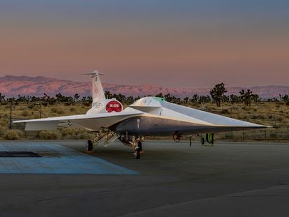 El avión supersónico X-59 de la NASA en las instalaciones Skunk Works de Lockheed Martin al amanecer en Palmdale, California.