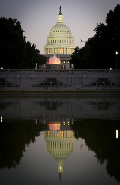 Imagen nocturna del Congreso de Estados Unidos.