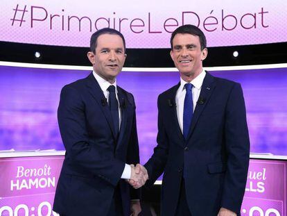 Los dos candidatos a liderar el PS francés, Manuel Valls y Benoit Hamon, en el debate final el 25 de enero en París (Francia).