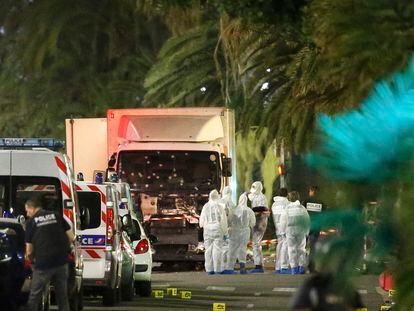 El camión que el 14 de julio de 2016 embistió a la multitud en el paseo de los Ingleses de Niza.