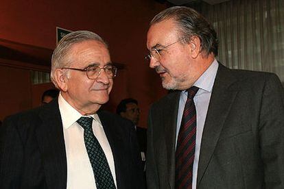 Luis Ángel Rojo (izquierda) junto a Pedro Solbes en el Club Siglo XXI.