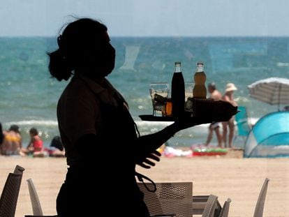 Una camarera, en un restaurante de la playa de la Malvarrosa en Valencia.