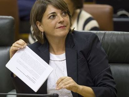 La consejera de Fomento, Elena Cortés, en el Parlamento.
