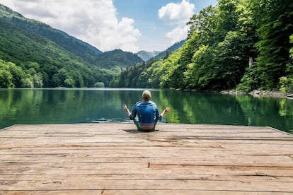Meditación ante las tranquilas aguas del lago Biogradsko, en el parque nacional de Biogradska Gora, en Montenegro.