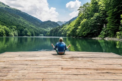 Meditaci&oacute;n ante las tranquilas aguas del lago Biogradsko, en el parque nacional de Biogradska Gora, en Montenegro. 