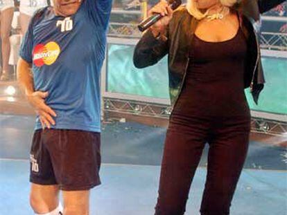 Maradona baila junto a Rafaela Carrá