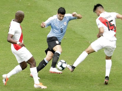 Luis Suarez lucha con Zambrano en el Uruguay-Perú-