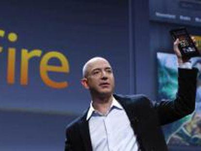 Jeff Bezos, CEO de Amazon, sujeta el nuevo Kindle Fire, que rivalizará con el iPad de Apple a un precio de 199 dólares.