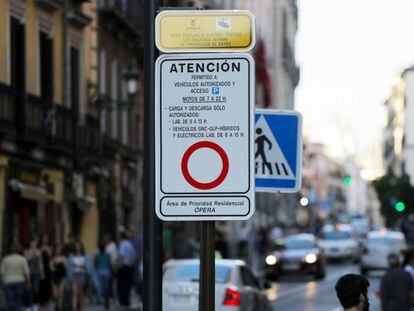 Carteles que indican la entrada al Área de Prioridad Residencial (APR) en Madrid.