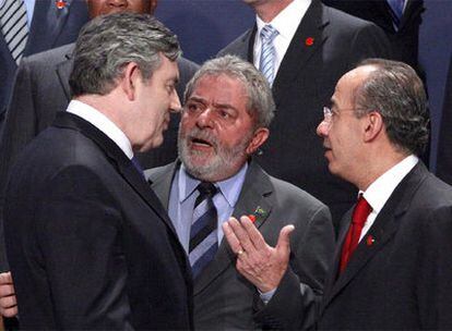 Lula da Silva, en el centro, entre Gordon Brown y el presidente de México, Felipe Calderón, durante la cumbre.