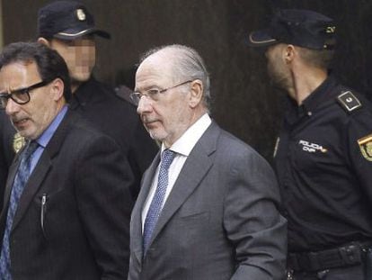 El expresidente de Bankia Rodrigo Rato (en el centro), a su salida de la Audiencia Nacional. EFE/Archivo