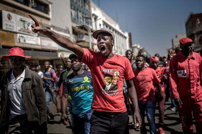 Los partidarios del partido opositor Movimiento por el Cambio Democrático (MDC) protestan contra el presunto fraude generalizado de la autoridad electoral y el partido gobernante, después del anuncio de los resultados de las elecciones, en las calles de Harare, el 1 de agosto de 2018.