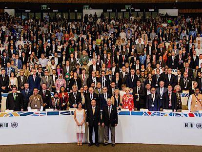 Grupo de alcaldes en la Segunda Asamblea Mundial de Gobiernos Locales y Regionales con Ban Ki-moon y Joan Clos