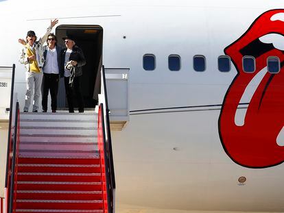 De izquierda a derecha, Mick Jagger, Ronnie Wood y Keith Richards, a su llegada al aeropuerto de Barajas (Madrid).