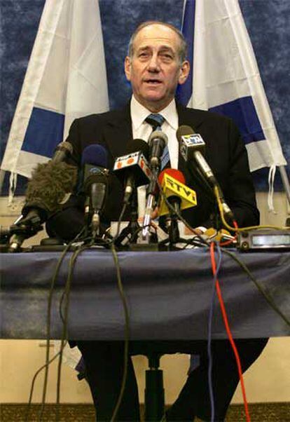 Ehud Olmert, durante una conferencia de prensa, ayer en Jerusalén.