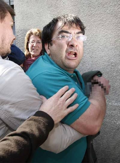 Javier López Peña, <i>Thierry</i>, gritando consignas independentistas mientras la policía francesa le escoltaba el día de su detención en Burdeos, el 21 de mayo.