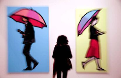 "Man smoking with umbrella", izquierda, y "Pink umbrella" de Opie.