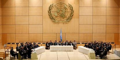 Delegaciones del Gobierno (izquierda) y de la oposici&oacute;n, ayer a ambos lados del mediador de la ONU para Siria, Staffan de Mistura, en Ginebra.