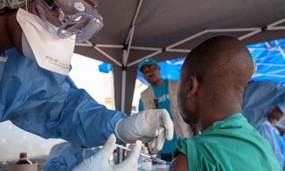 Personal médico vacuna a un ciudadano en Beni (República Democrática del Congo) el pasado viernes.