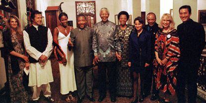 De izquierda a derecha: Jemima e Imran Khan, Naomi Campbell, Charles Taylor; Nelson Mandela y su esposa, Graça Machel; una mujer no identificada, Quincy Jones, Mia Farrow y Tony Leung tras la cena de 1997.