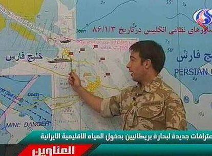 Un marine británico señala en un mapa la zona en la que, según el gobierno iraní, fueron capturados