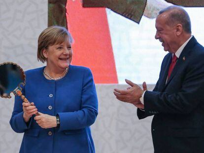 Merkel sostiene un espejo regalado por el presidente Erdogan, este viernes en Estambul.