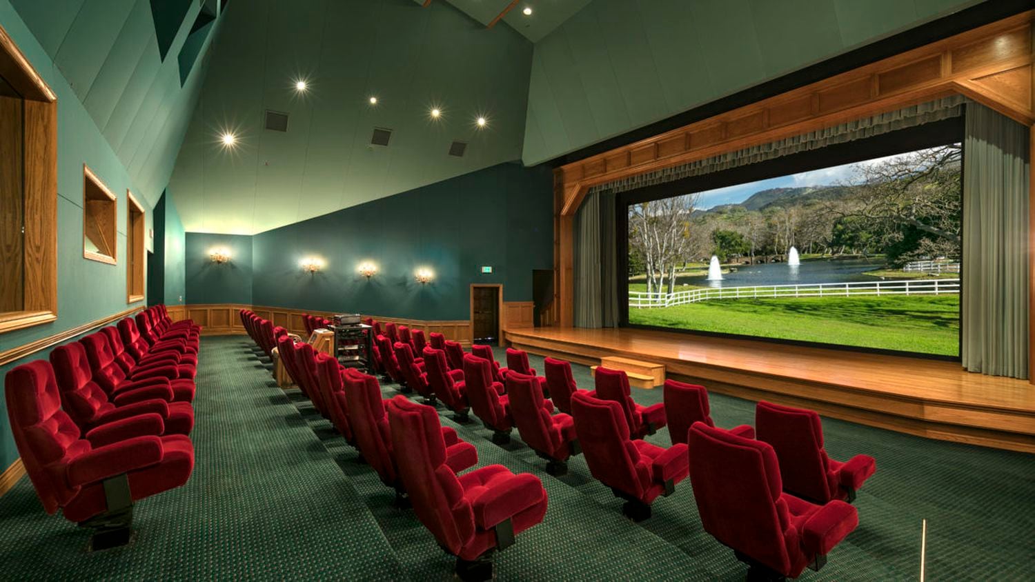 Sala de cine con 50 sillas giratorias. 