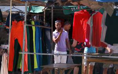 Un hombre recorre un negocio privado de venta de ropa importada, en La Habana (Cuba).