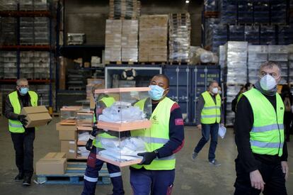 Preparatius per al 14-F, amb equips de protecció individual per als membres de les meses, als magatzems de l'Ajuntament de Barcelona.