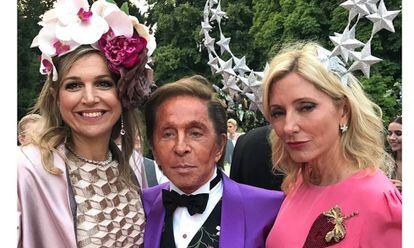 De izquierda a derecha: M&aacute;xima de Holanda, Valentino y Maria Chantal Miller, en la fiesta de Pablo de Grecia