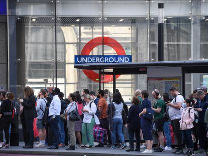 Decenas de viajeros esperan en una parada de autobús en Londres, durante una de las huelgas convocadas por los trabajadores ferroviarios el pasado 21 de junio.