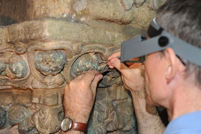 Un técnico toma de muestras de pigmentos y piedra del Pórtico de la Gloria de la catedral de Santiago de Compostela.