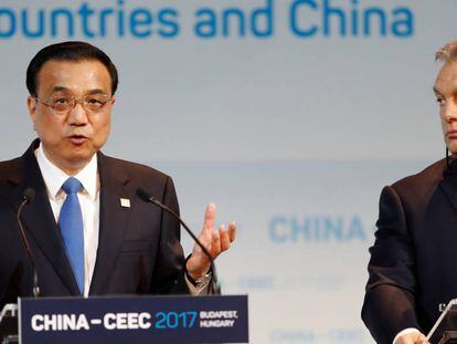 El primer ministro chino, Li Keqiang, y su hom&oacute;logo h&uacute;ngaro, Viktor Orb&aacute;n, se dirigen a la prensa en el marco de la cumbre 16+1.