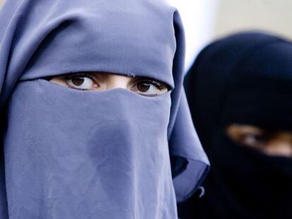 Una mujer con niqab en una manifestaci&oacute;n en La Haya contra la prohibici&oacute;n del velo integral en 2006.