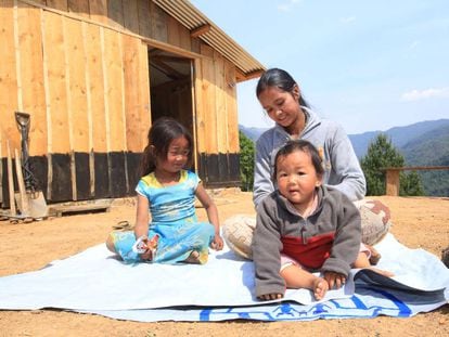 Shreejana Lama, de 27 años, con sus hijos frente a la casa provisional en la que viven después de que el terremoto de Nepal destruyera por completo la suya.