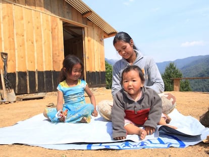 Shreejana Lama, de 27 años, con sus hijos frente a la casa provisional en la que viven después de que el terremoto de Nepal destruyera por completo la suya.