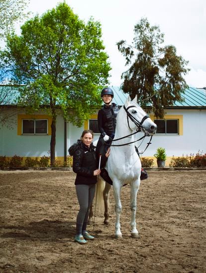 Hace 11 años, cuando Elena Sánchez compró a Pacheco, un caballo tordo que acaba de cumplir la quincena, su mentora Sonsoles Roldán comenzó a impartir clases en el Club Hípica Las Cadenas.