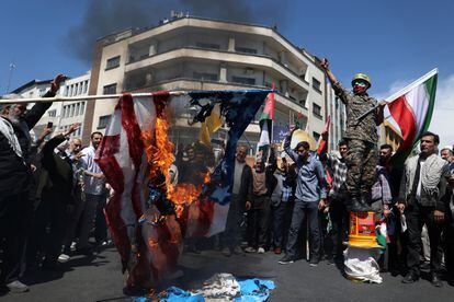 Iranians burn a United States flag, this Friday in Tehran.