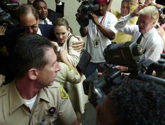 Winona Ryder rodeada de periodistas a su llegada al Tribunal Superior de Los Ángeles para la vista preliminar del juicio por posesión de drogas contra la actriz en 2002.