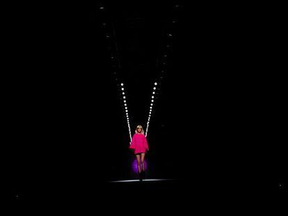 Un momento del desfile de la galardonada Teresa Helbig como diseñadora en el desfile de ayer de la Madrid Fashion Week.